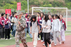 让学生感受到被关注被关爱的温暖成为学生精神世界的良师益友