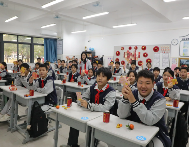 小小礼仪引导员们热心迎接同学们归来大家手持绿色心愿卡