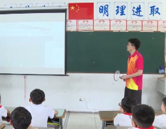 校园还把防溺水安全教育讲堂搬到河滨专业人员进行现场教学