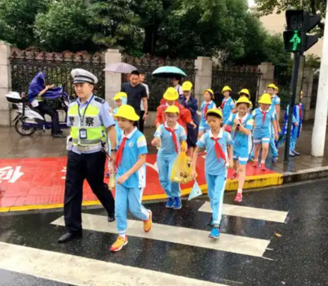 卡通图示生动形式协助小学生文明出行切实提高避险能力