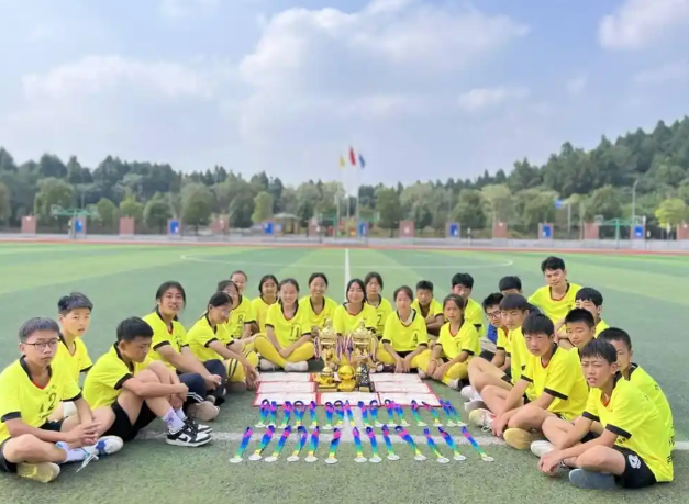 教育智慧点亮每个孩子身上的闪光点走进校园在校园的文化墙上