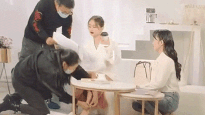 广告导演回应助理跪地为王子文穿鞋：为了黑而黑